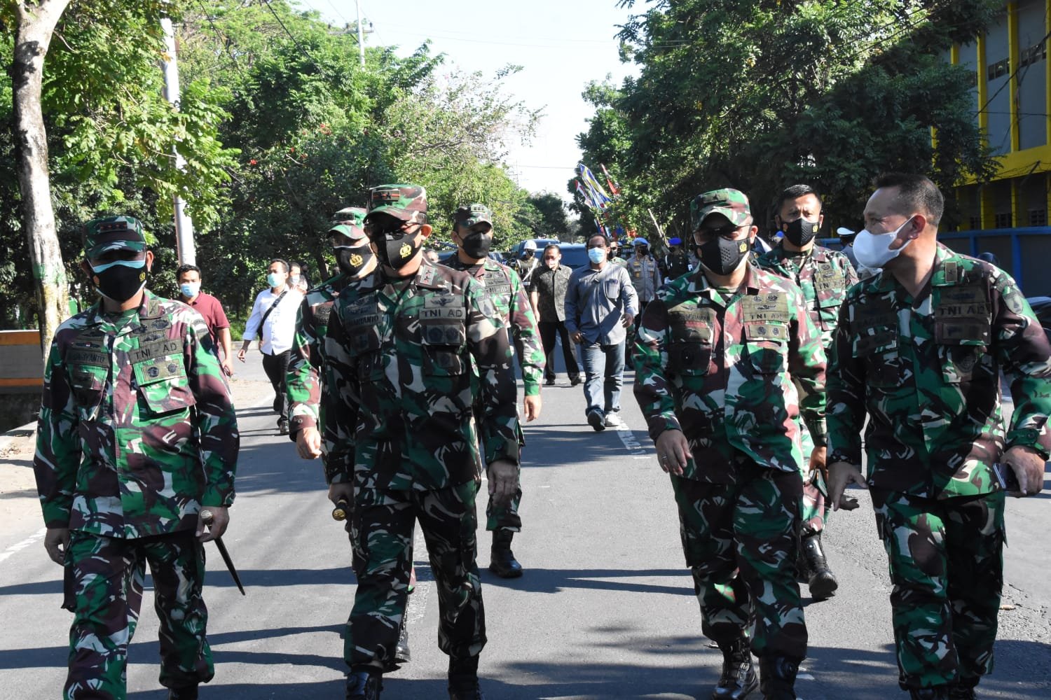 Danrem 082/ CPYJ Dampingi Forkopimda Prov Tinjau Vaksinasi dan Pembagian Sembako Kepada Masyarakat Jombang