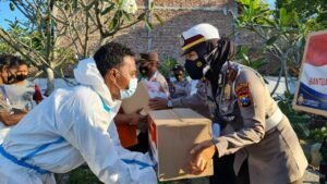 Beri Semangat Tim Pemulasaran, Polresta Mojokerto Hadir Bagi Bansos dari Pemerintah