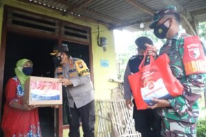 Momen Gadis Cilik Semangati Polisi-TNI yang Belusukan Bagikan Bansos di Mojokerto