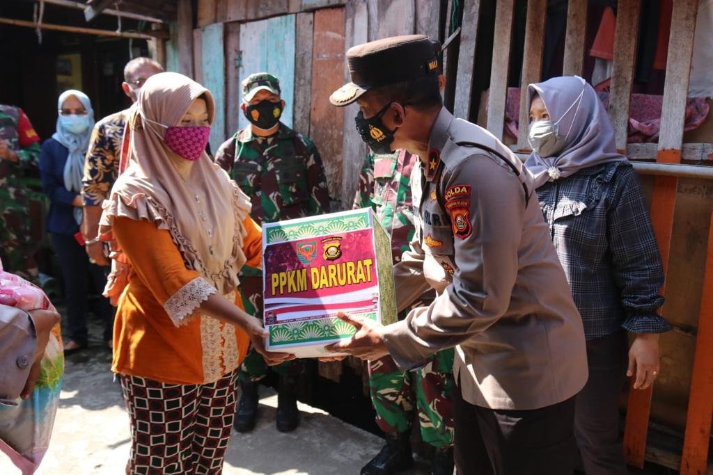 Door to door Polda Sumsel dan Kodam II/ Sriwijaya Salurkan Bantuan Beras untuk Masyarakat Terdampak Covid 19