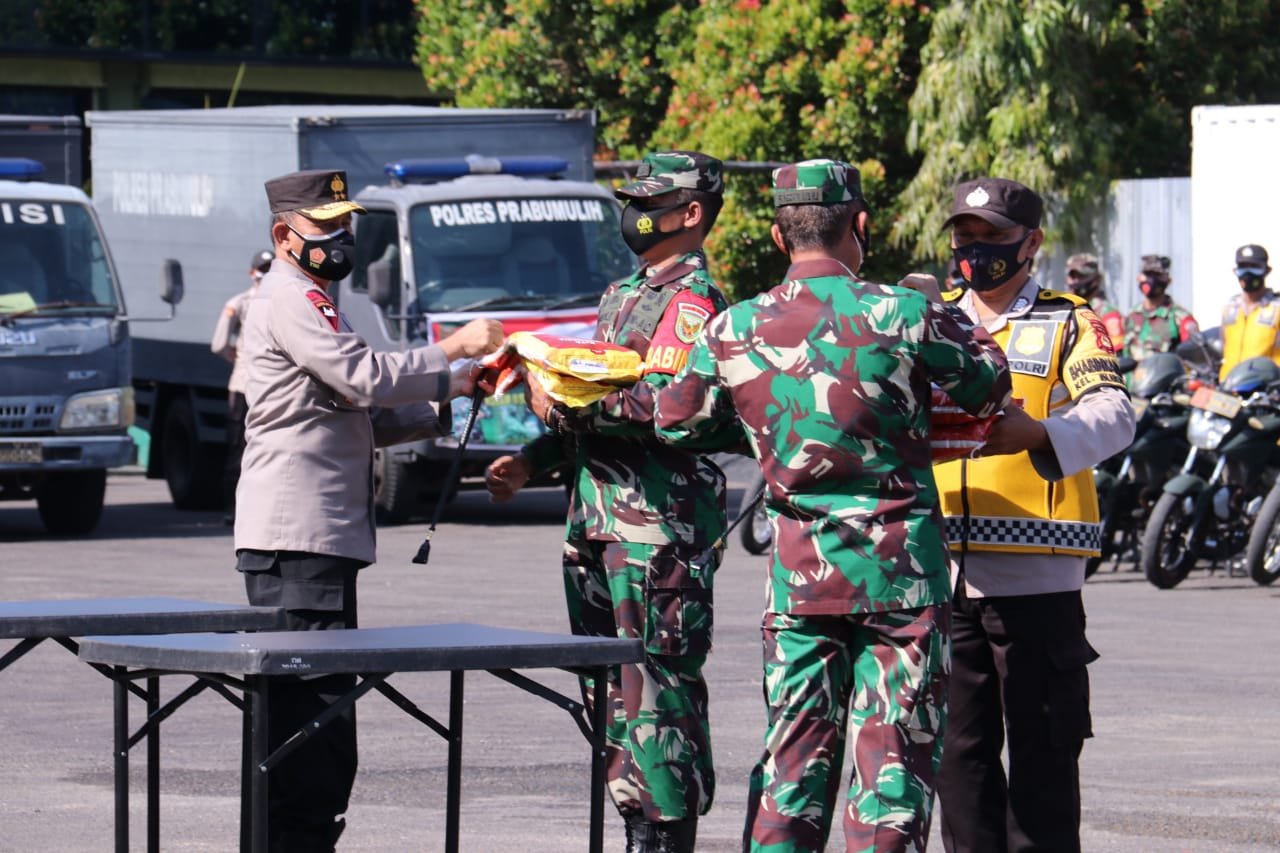 Kapolda bersama Pangdam II/Sriwijaya berikan bantuan kepada masyarakat