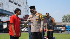 Jumat Berkah, Polresta Mojokerto Berbagi Bansos Ke PKL