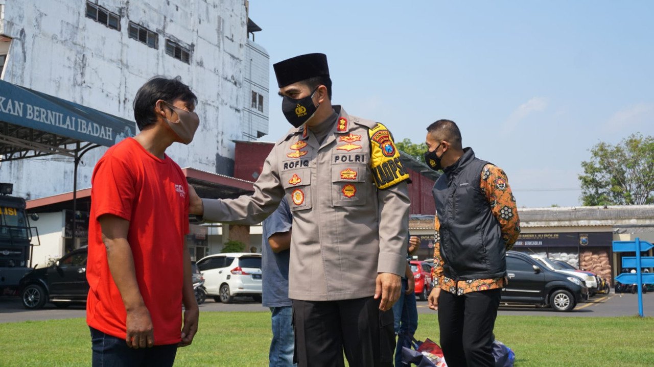 Jumat Berkah, Polresta Mojokerto Berbagi Bansos Ke PKL
