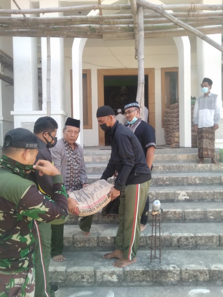 Danrem 082/CPYJ Bantu 200 Semen untuk Pembangunan Masjid Baiturrahman