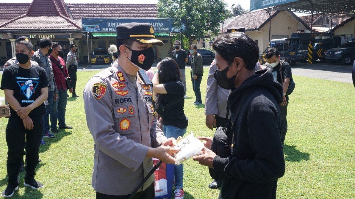 Peduli Pekerja Seni dan Pelaku Industri Kreatif, Polresta Mojokerto Salurkan Bansos