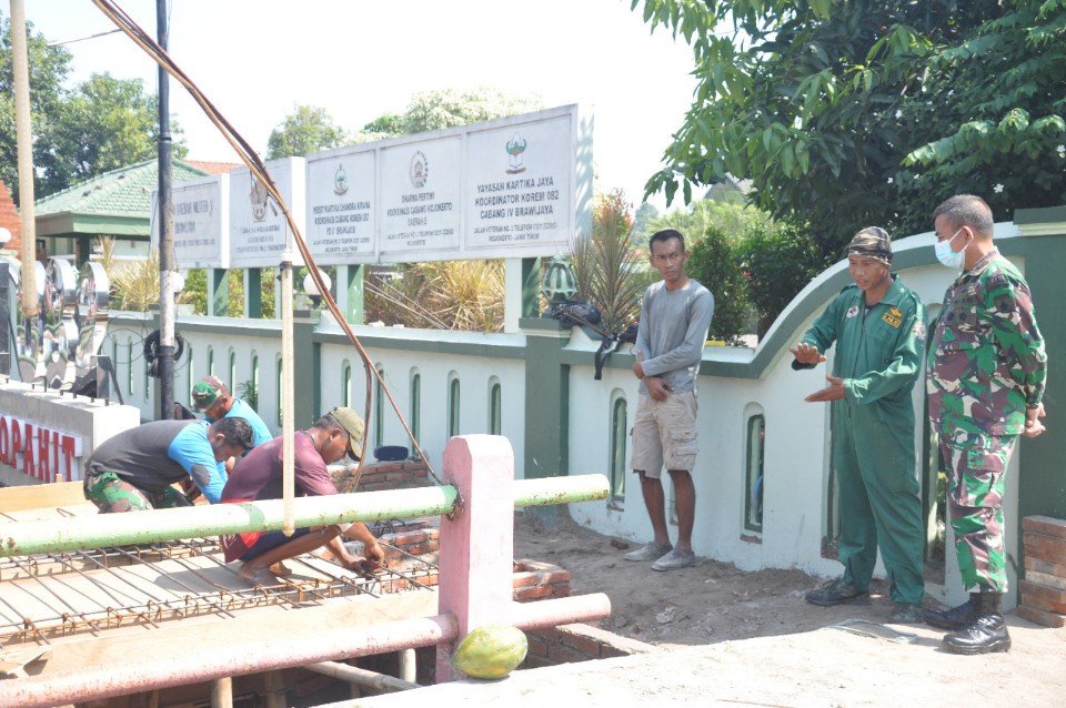 Meriam Towed Gun Dipasang di Depan Makorem 082/CPYJ