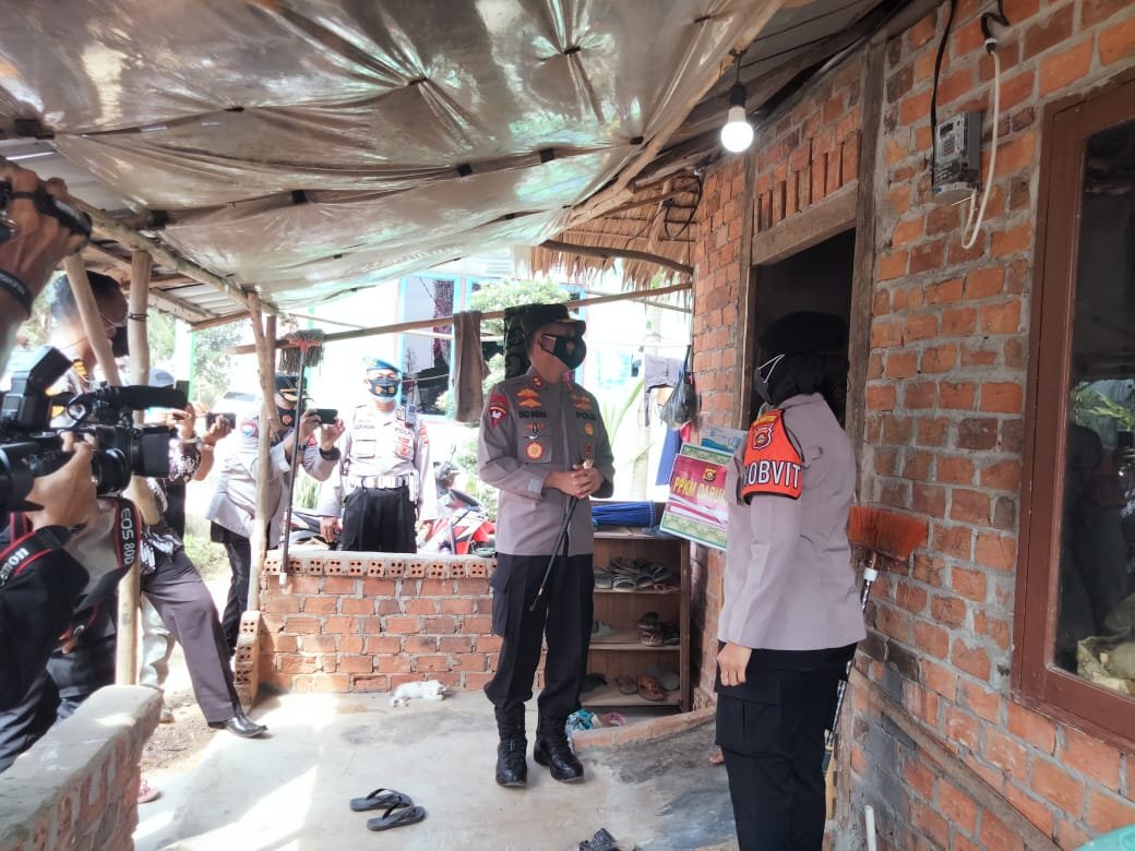 Kapolda Sumsel Berikan Bantuan di Kelurahan Talang Betutu