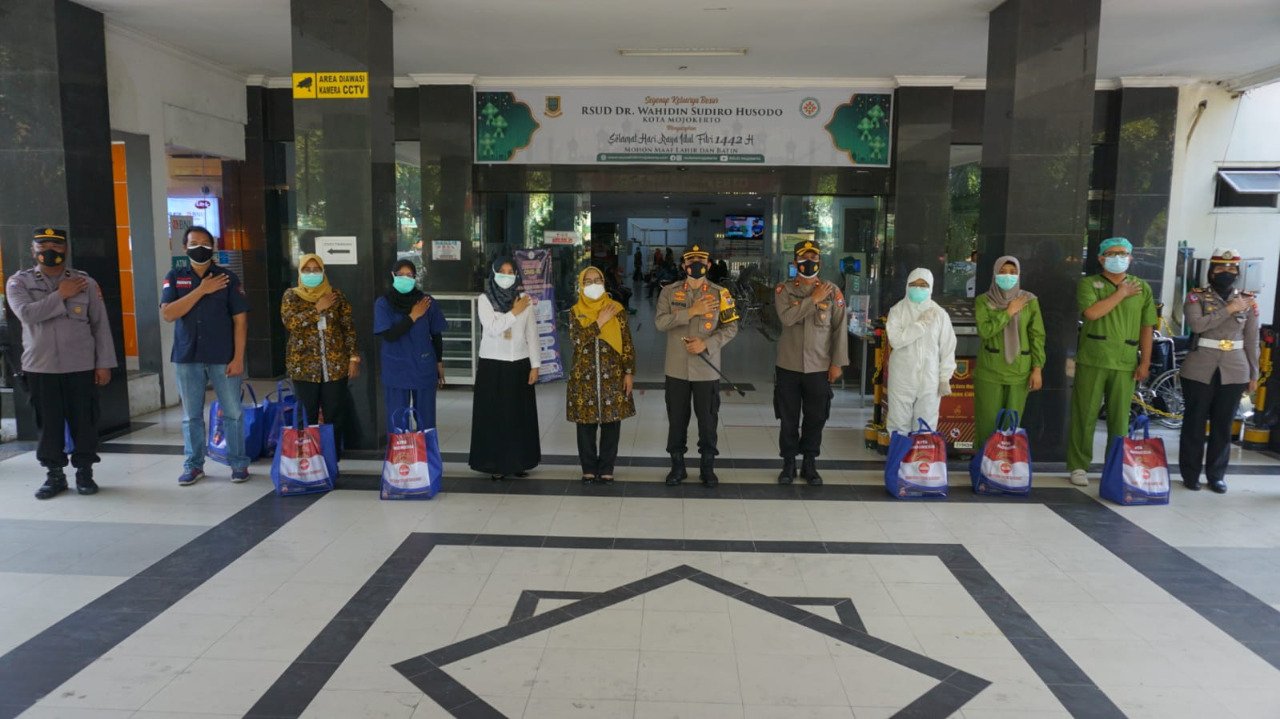 Kapolresta Mojokerto Salurkan Bansos Pemerintah ke Dua Rumah Sakit