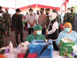 Forkopimda Jatim Melaksanakan Vaksinasi Tahap 2 di Islamic Center Surabaya