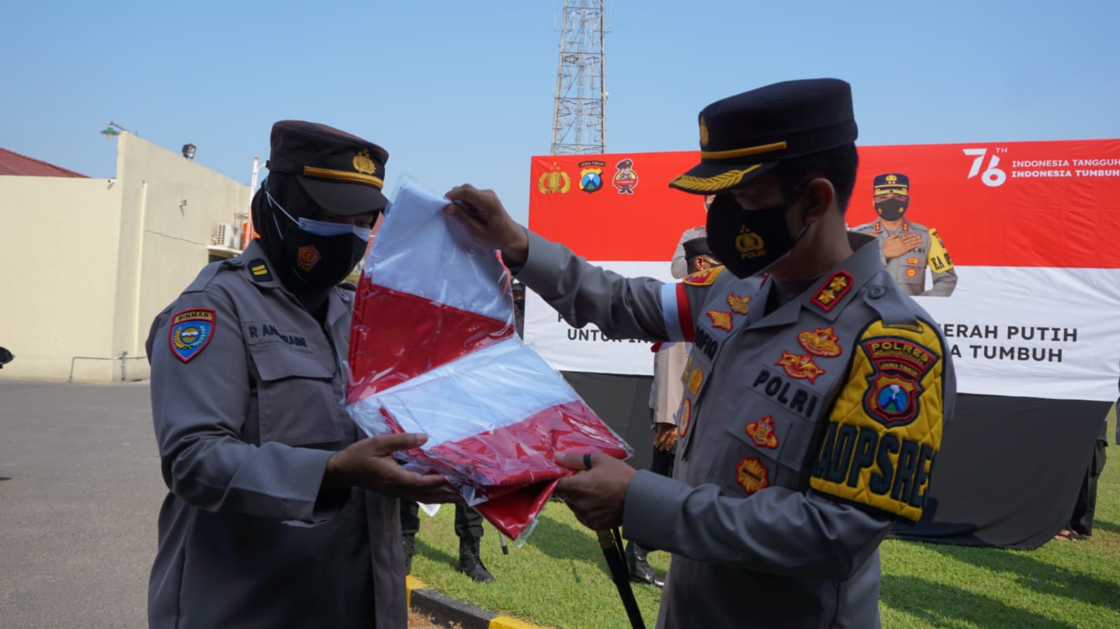 Polresta Mojokerto Distribusikan 76 Ribu Bendera Merah Putih