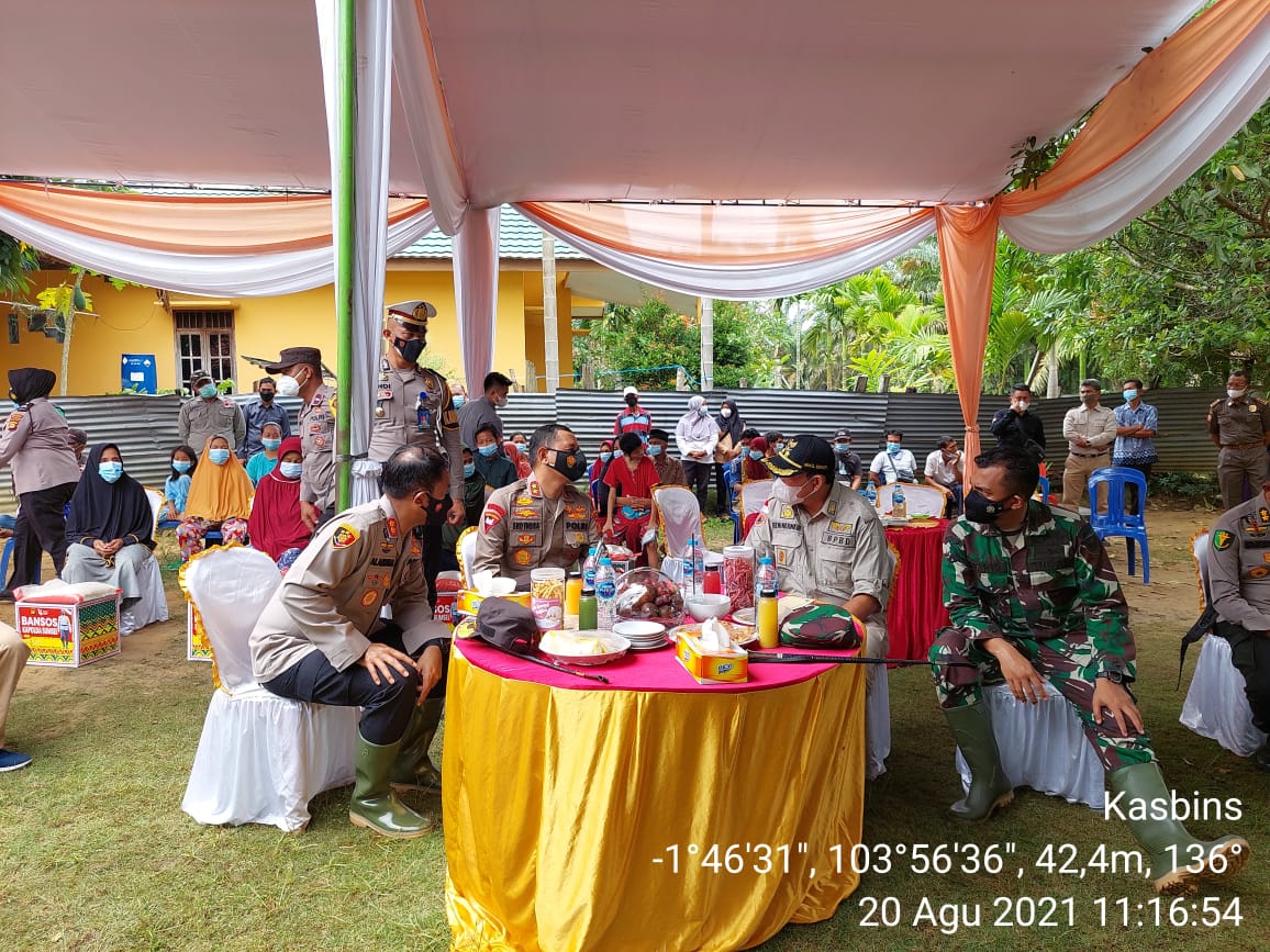 Bhakti Sosial Di Desa Muara Medak Kecamatan Bayung Lincir, Kapolda Eko : Responsibilitas Semua Elemen Masyarakat Menuju Paradigma Baru Prevalensi Covid 19