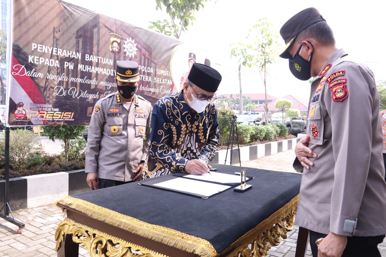 Kapolda Sumsel Distribusikan Sembako Kepada Pengurus Wilayah Muhammadiyah Sumsel