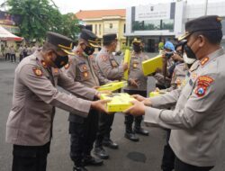 Demi Kelancaran Tugas, Kapolrestabes Surabaya Berikan Laptop dan Handphone Kepada Polsek Jajaran