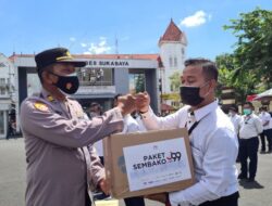 Polrestabes Surabaya Bagikan Sembako Kepada PHL dan Office Boy
