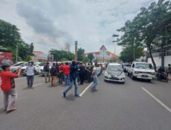Driver Online Geruduk Mapolrestabes Surabaya Terkait Perampasan Kendaraan
