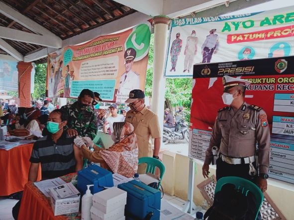 Kompak TNI-Polri Di Jetis Kawal Layanan Vaksinasi Covid-19 Di Lima Desa