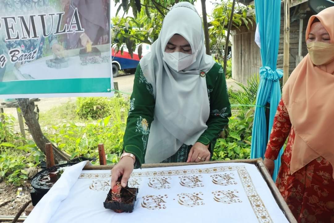 Ketua TP-PKK Hj Fadillah Sadat Buka Pelatihan Membatik Bagi Pemula Dharma Wanita