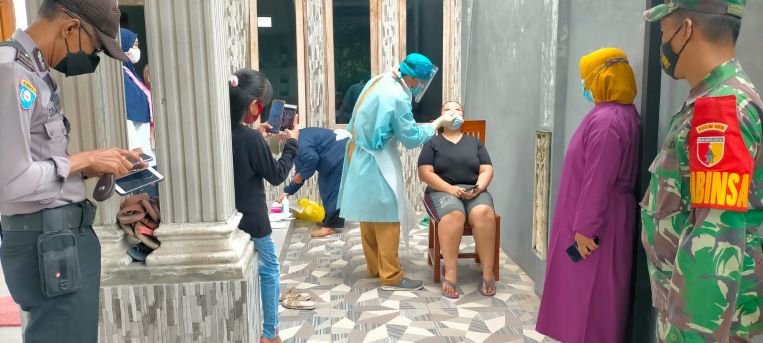 Koramil Puri Bersama Tiga Pilar-Nakes Lakukan Tracing Hingga Layanan Vaksinasi