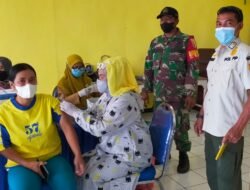 Kejar Kekebalan Komunal Koramil Trawas Kerahkan Babinsa Dampingi Vaksinasi Covid-19 Di Desa Binaan