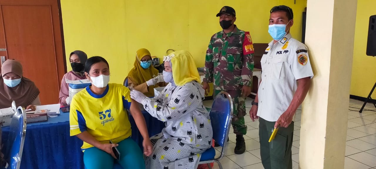 Kejar Kekebalan Komunal Koramil Trawas Kerahkan Babinsa Dampingi Vaksinasi Covid-19 Di Desa Binaan