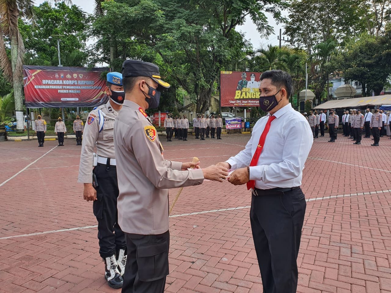 Bantu Biaya Sekolah Para Murid TK, Anggota Polsek Donomulyo Dapat Penghargaan dari Kapolres Malang