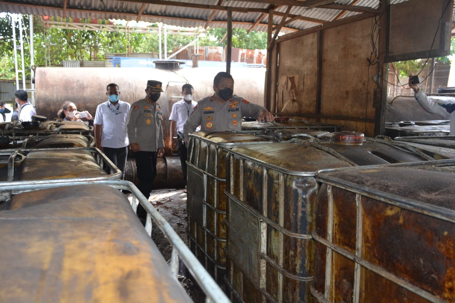 Polda Jambi, TNI Dan Satpol PP Lakukan Penggerebekan Gudang Minyak Ilegal