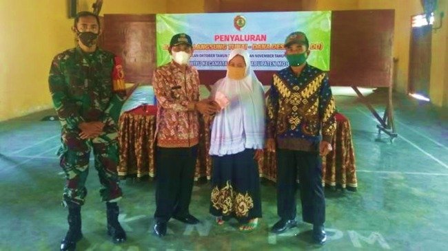 Babinsa Wiyu Koramil Pacet Dampingi Penyaluran BLT Desa