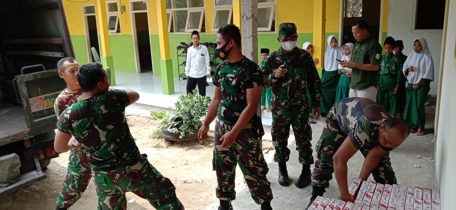 Giliran Yayasan MI Miftahul Ilmi Terima Bantuan 160 dus Keramik dari Korem 082/CPYJ