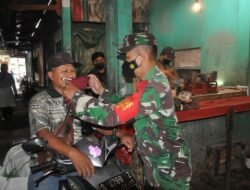 Korem 082/CPYJ Bagikan Masker Serbu Pasar Tradisional