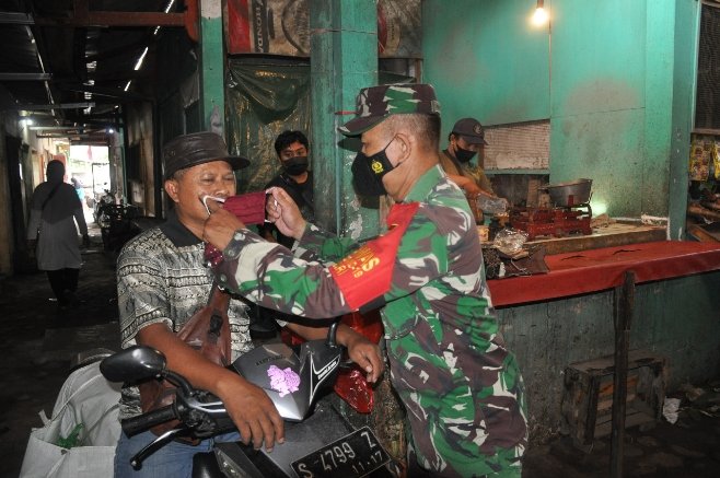 Korem 082/CPYJ Bagikan Masker Serbu Pasar Tradisional