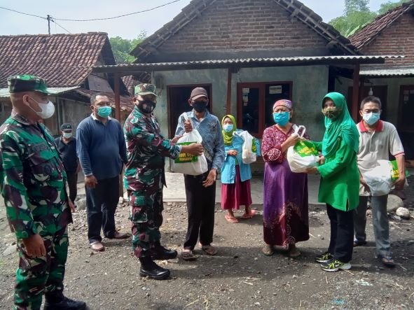 Jum’at Berkah Kodim 0815/Mojokerto Berbagi Paket Sembak