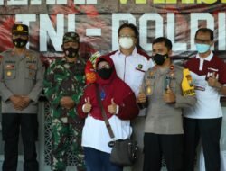 Polsek Pungging Gelar 300 Dosis Vaksinasi di PT. Kurnia Anggun