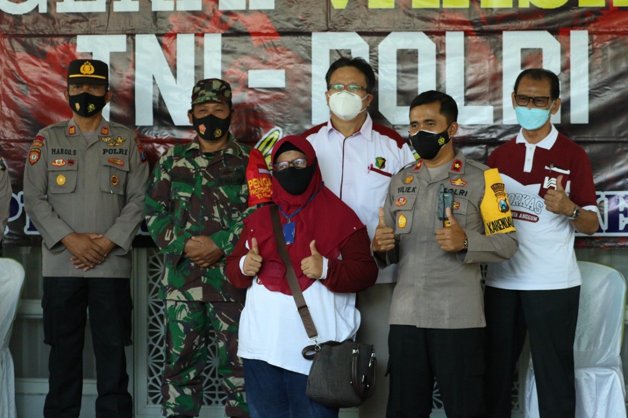 Polsek Pungging Gelar 300 Dosis Vaksinasi di PT. Kurnia Anggun