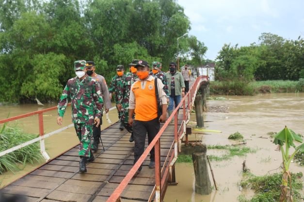 Kasdim 0815/Mojokerto Dampingi Danrem 082/CPYJ Tinjau Lokasi Banjir Dawar