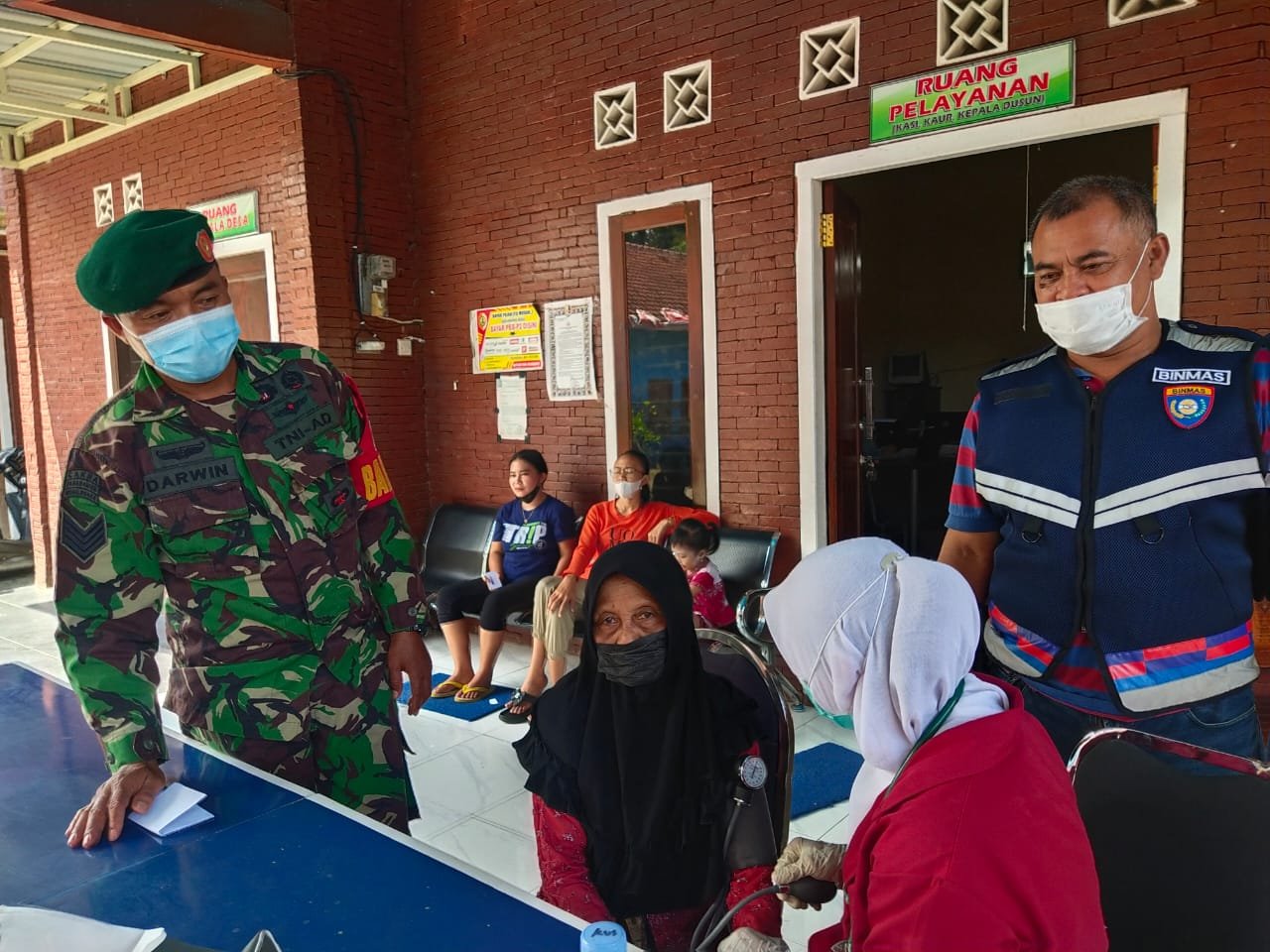 Babinsa Koramil 0815/Kutorejo Pantau Penyaluran BSNT