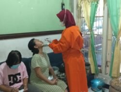 Babinsa Mojoanyar Bersama BKTM – Nakes Lakukan Tracing Kontak Erat Pasien Terkonfirmasi