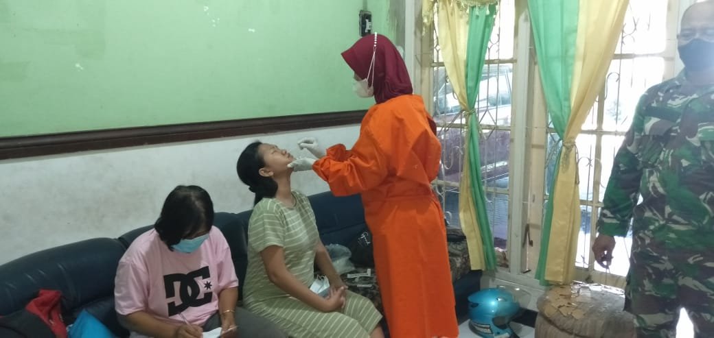 Babinsa Mojoanyar Bersama BKTM - Nakes Lakukan Tracing Kontak Erat Pasien Terkonfirmasi