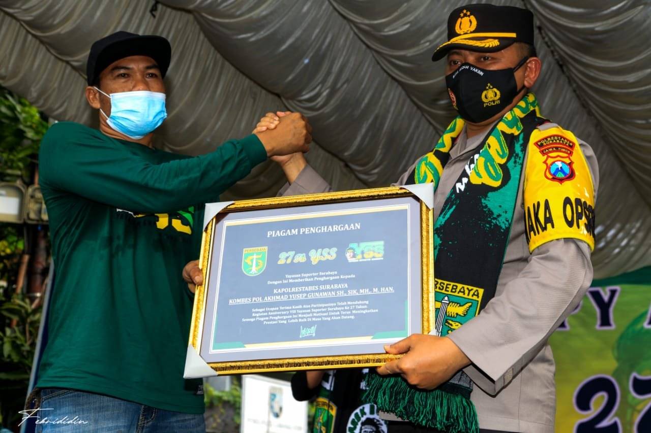 HUT ke 27 YSS, Bonek Berikan Cinderamata kepada Kapolrestabes Surabaya