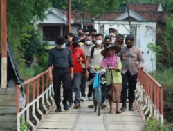 Korban Banjir Sungai Lamong Menerima Bantuan Kapolresta Mojokerto