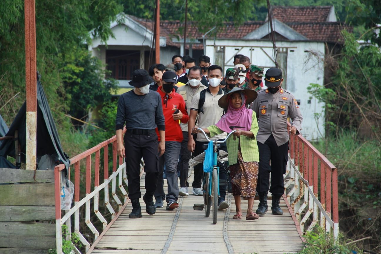 Korban Banjir Sungai Lamong Menerima Bantuan Kapolresta Mojokerto