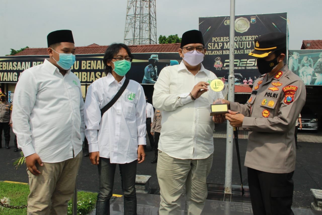 Kapolresta Mojokerto Menerima Penghargaan Sebagai Tokoh Muda Inspiratif Nahdliyin Tahun 2021