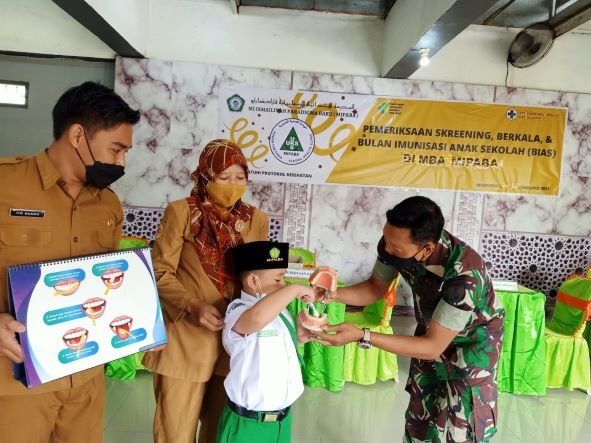 Babinsa Koramil 0815/06 Kemlagi Semangati Siswa SD Imunisasi Campak – Rubella