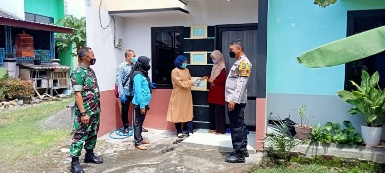 Lacak Penyebaran Covid–19 Babinsa Koramil Gedeg Bersama Tiga Pilar Lakukan Tracing-Testing
