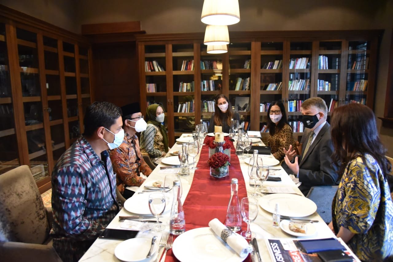 Bertemu Duta Besar Inggris, Bupati Muhdlor Buka Peluang Kerjasama Sister City, Beasiswa Pendidikan, dan Sepak Bola