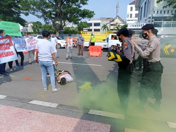 Mahasiswa Geruduk Mapolrestabes Surabaya Ada Apa?