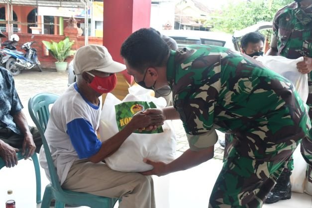 Jum’at Berkah Kodim 0815/Mojokerto Berbagi Paket Sembako Di Wilayah Gedeg