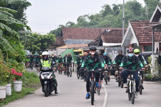 Danrem 082/CPYJ Gowes dan Tanam Pohon Bareng Komunitas LCC