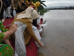 Bupati dan Ketua Forikan Jatim Lepas 50 Ribu Bibit Ikan di MKP Brantas