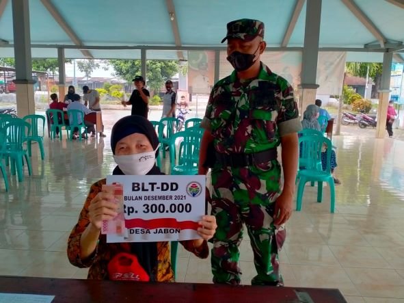 Penyaluran BLT Desa Jabon Dikawal Babinsa