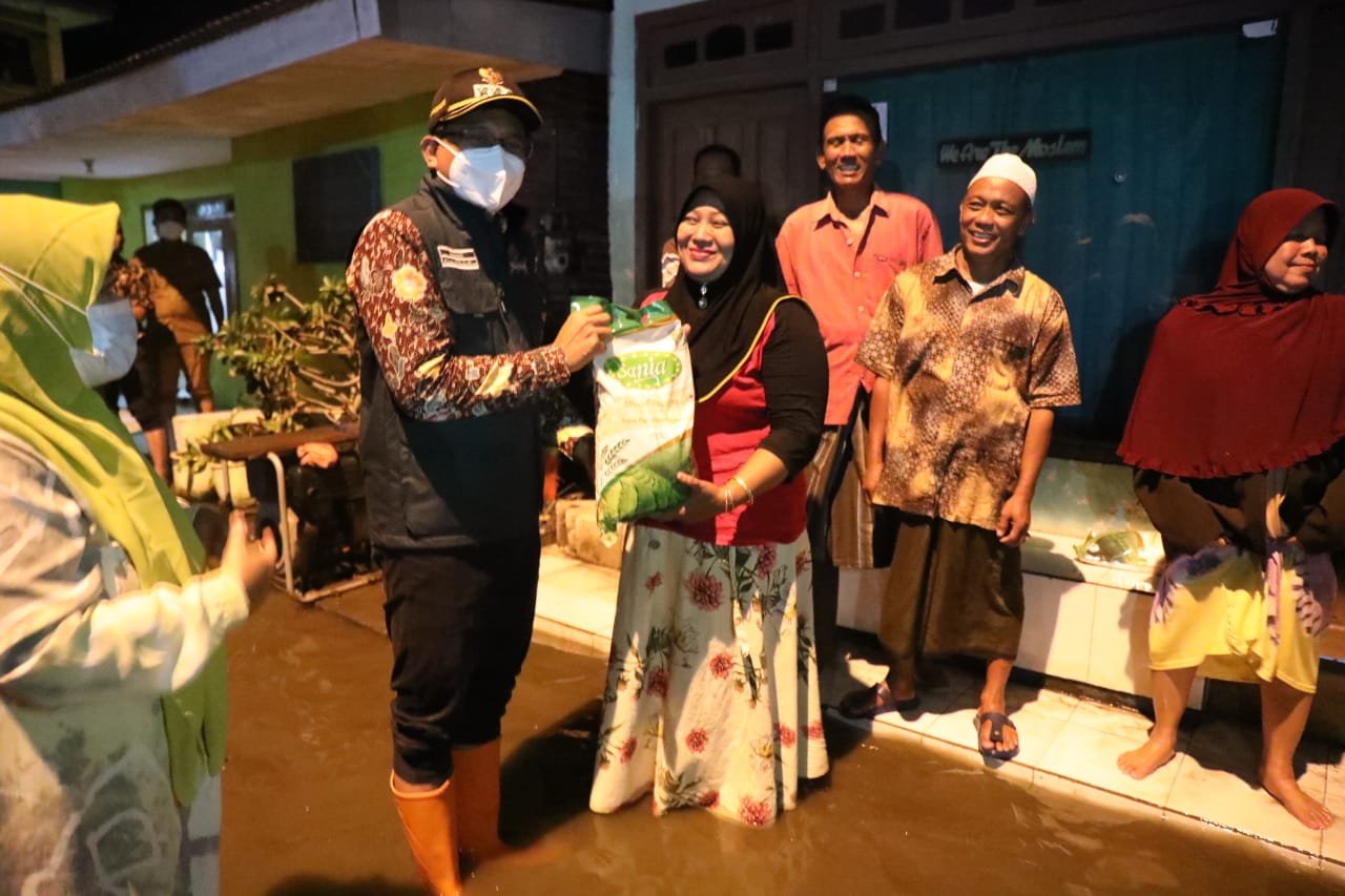 Malam-Malam Keliling Desa di Tanggulangin yang Banjir, Ini Langkah Bupati Sidoarjo